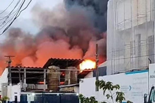 Incêndio destrói completamente mais uma fábrica de colchões
