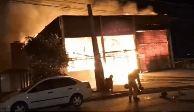 Fábrica de estofados é consumida por incêndio em Bento Gonçalves