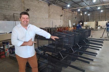 Empresário inova ao produzir mobiliário e até uma casa com lixo