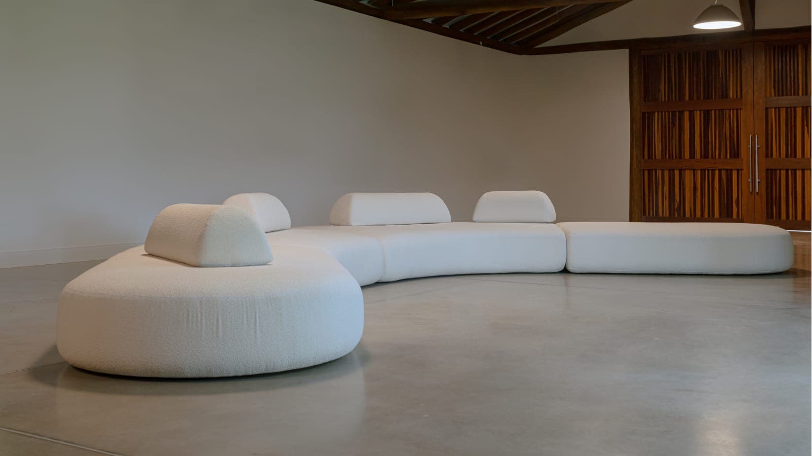 Sofá tem módulos inteligentes, alinhado as tendências do design