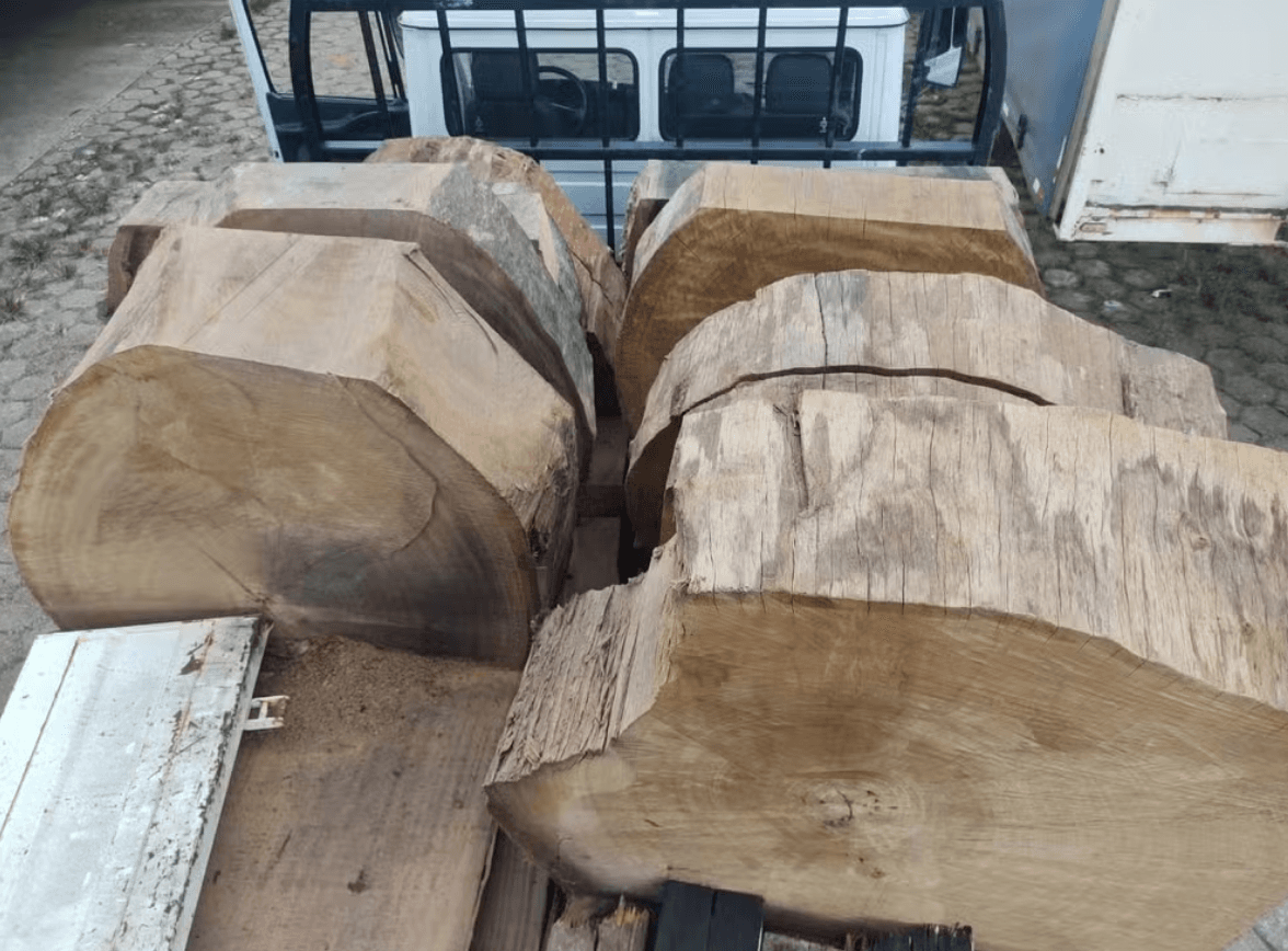 Fábrica de móveis é multada por manter madeiras sem licença