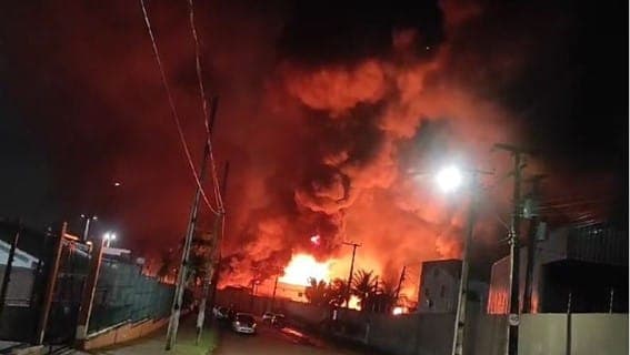 Incêndio de grandes proporções destrói fábrica de colchões no Ceará