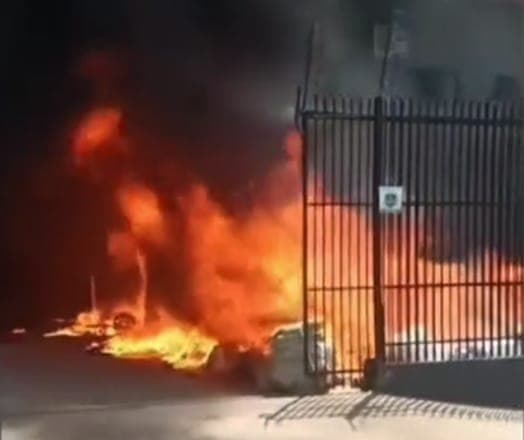 Incêndio de grandes proporções atinge fábrica de colchões no PR