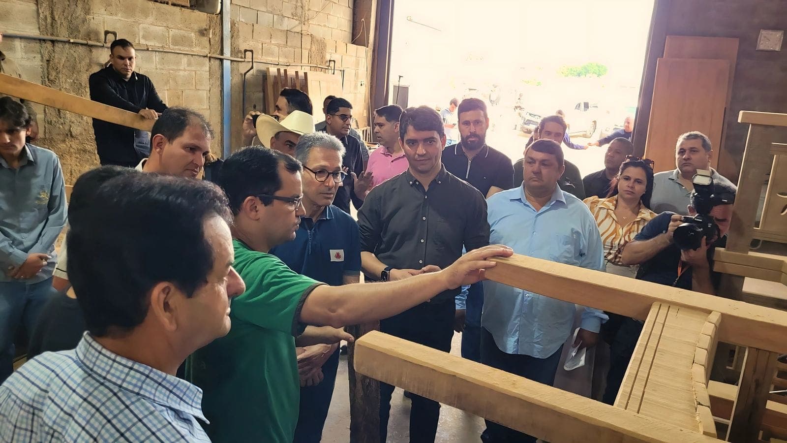 Governador MG reconhece a força dos móveis rústicos de Passos