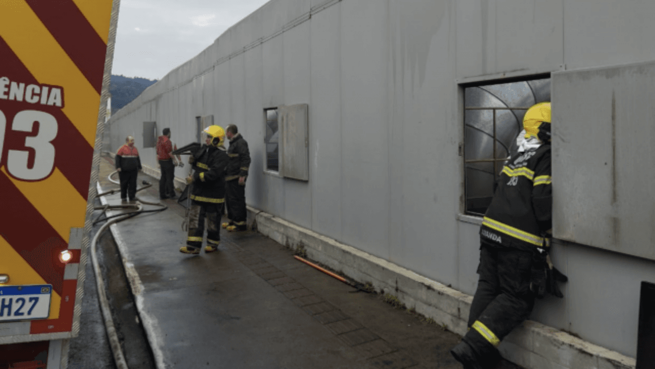 Incêndio de grandes proporções atinge fábrica de móveis em SC