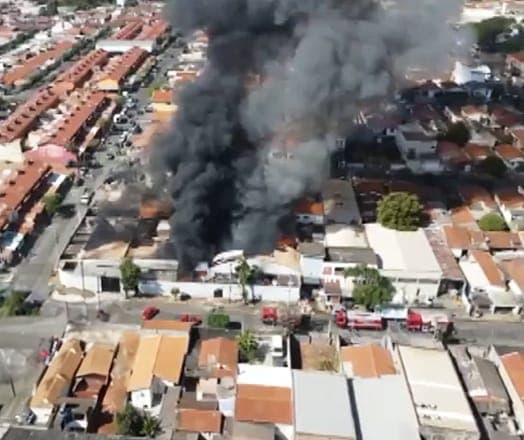 Incêndio destruiu uma fábrica de colchões hoje no interior de SP