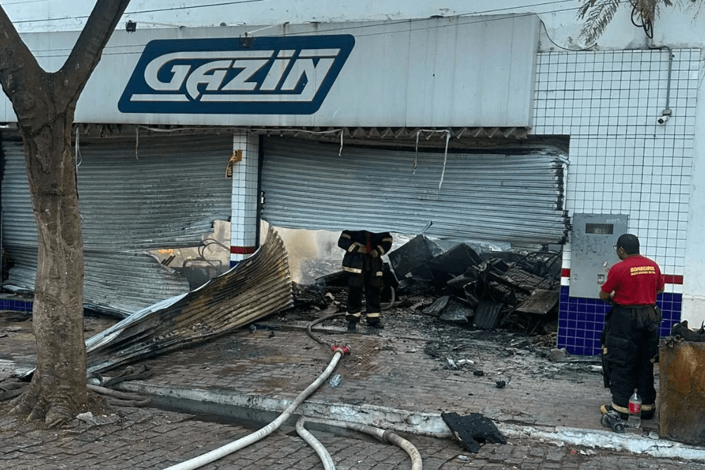 Fogo destrói loja da Gazin e suspende aulas no MS