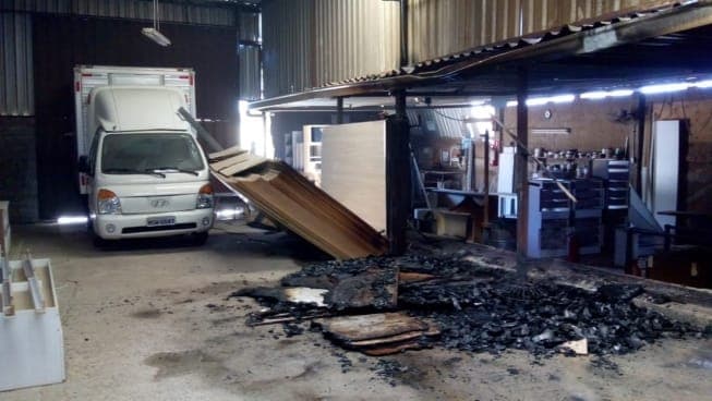 Incêndio atinge fábrica de planejados em BH