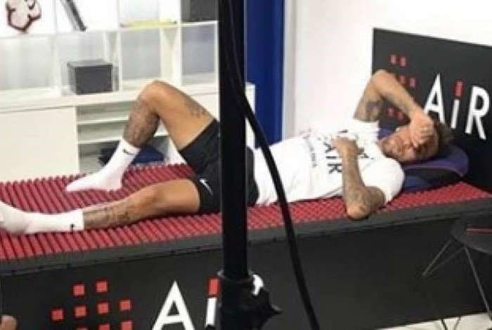 Neymar cai em colchão e faz propaganda
