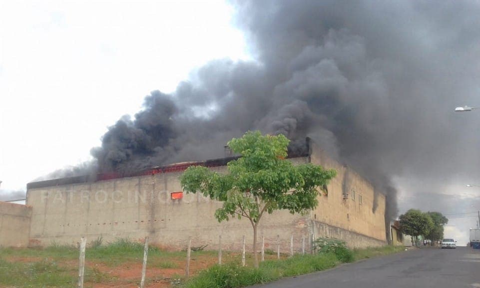 Incêndio destrói fábrica de móveis em MG