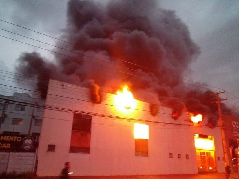 Incêndio destrói loja de móveis em Curitiba