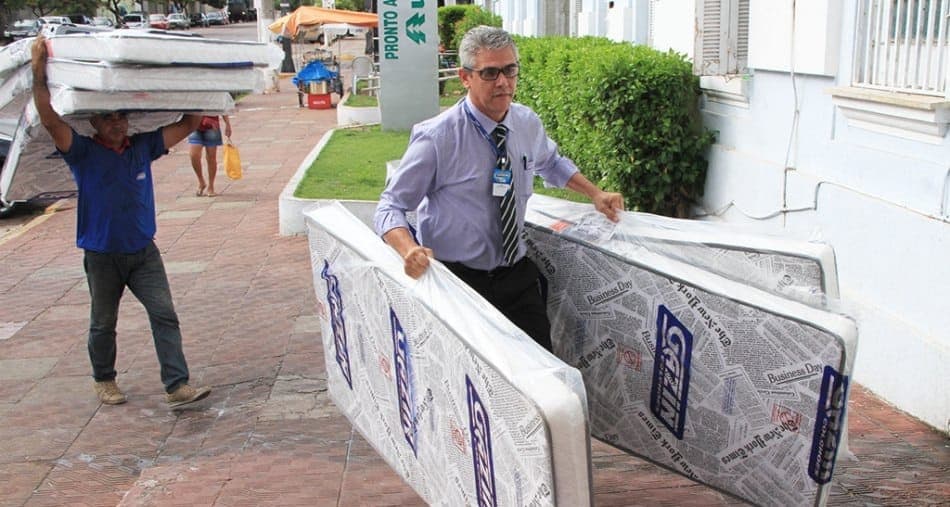Gazin doa colchões para Santa Casa de Corumbá