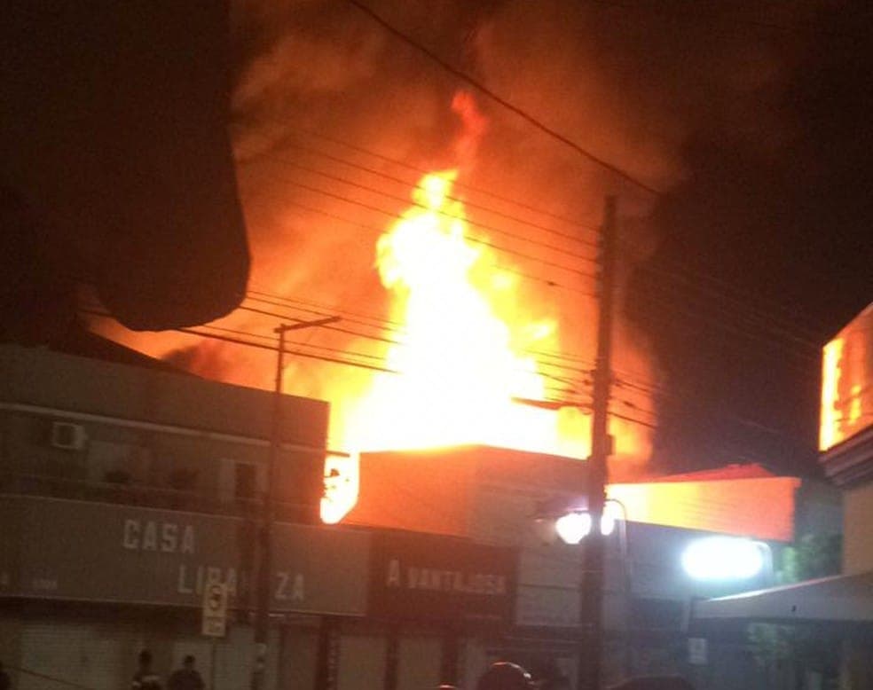 Loja de móveis pega fogo no interior de SP