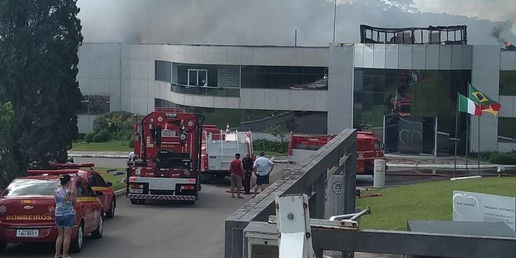 Incêndio atinge fábrica de puxadores em Bento