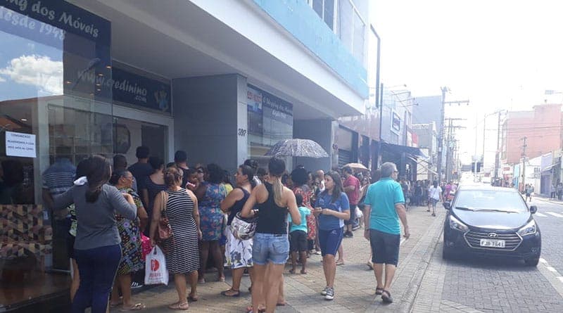 Clientes formaram fila em frente à loja para aproveitar a oferta de encerramento e realizar uma última compra na Credi-Nino