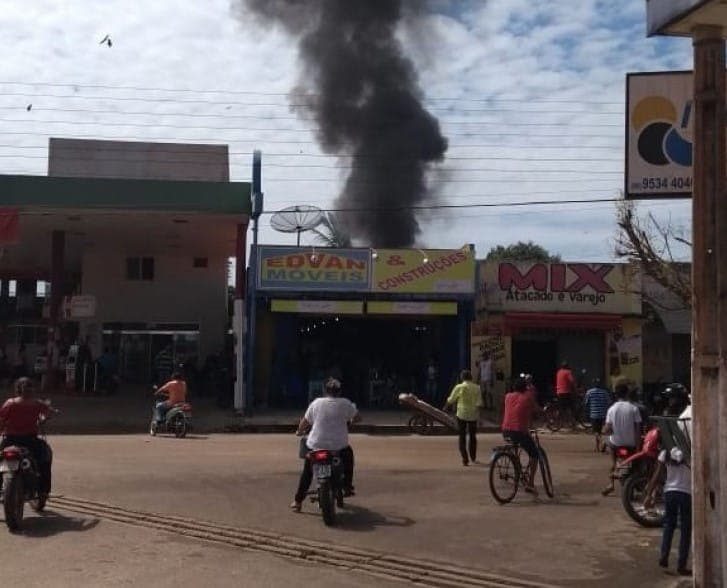 Incêndio atinge loja de móveis no Piauí e assusta população