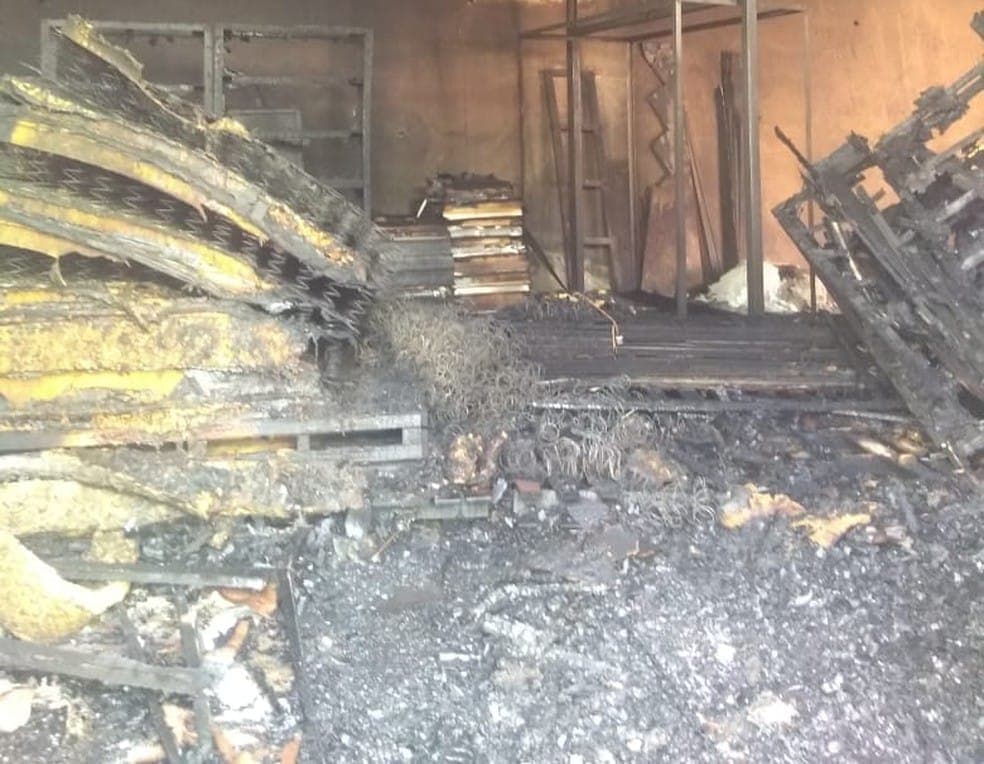 Incêndio em depósito de Colchões / G1
