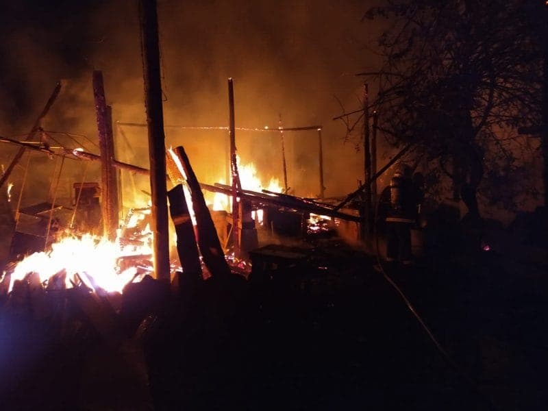 Fábrica de móveis rústicos é atingida por incêndio em SC