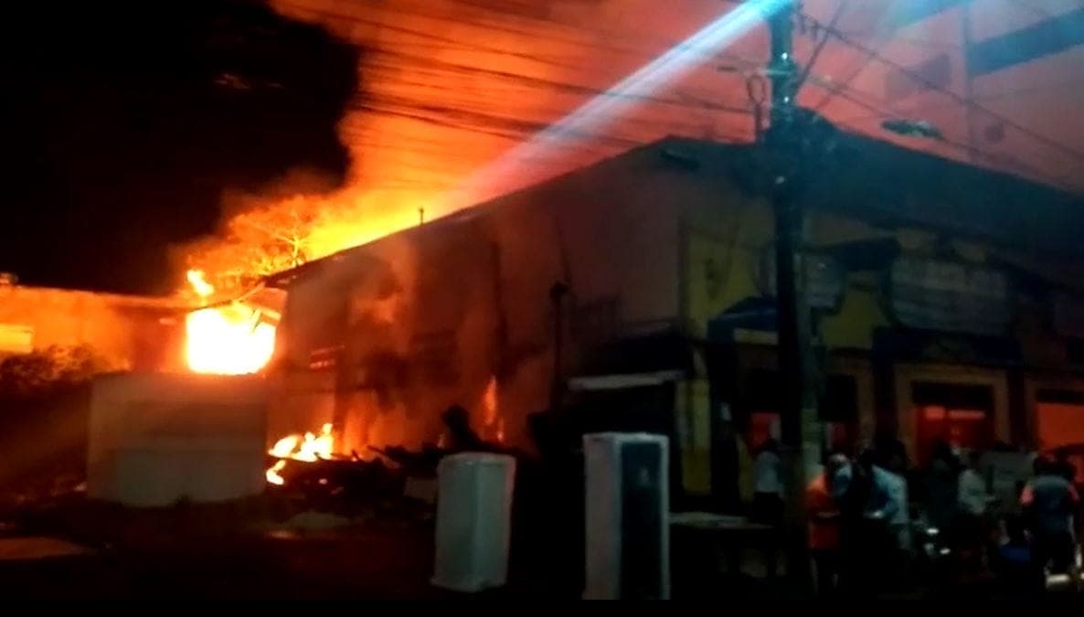 Loja Fenícia Móveis sofre incêndio na Bahia