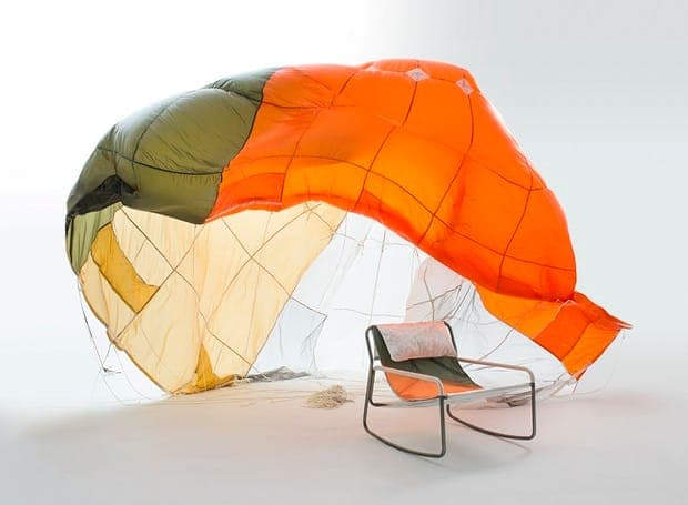 Designers criam móveis a partir de paraquedas militares