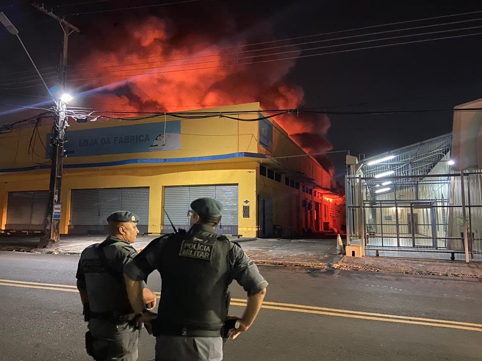Incêndio atinge depósito de loja da Eurosono em Manaus