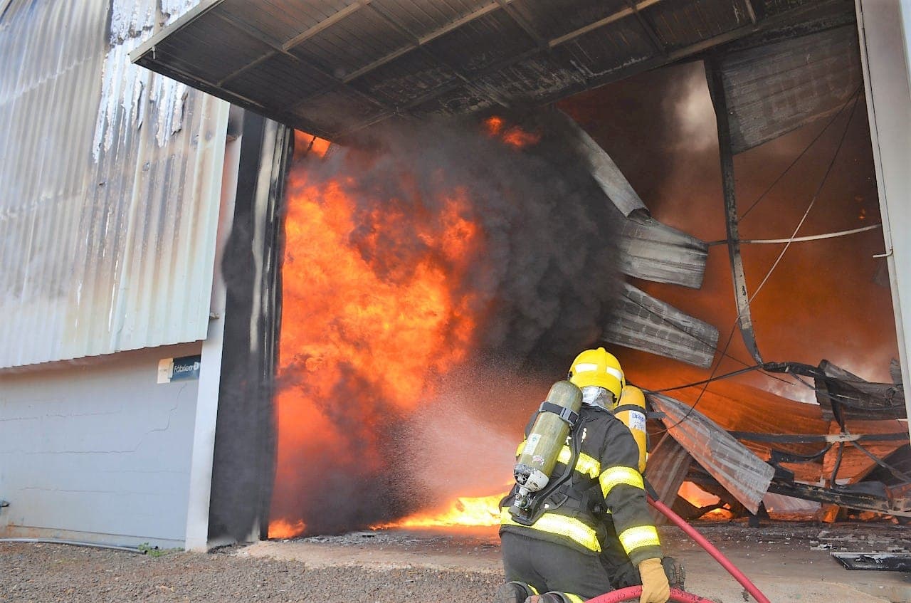 Fábrica de colchão em SC tem incêndio de grandes proporções