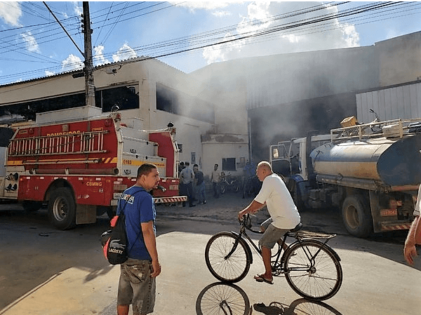 Incêndio em fábrica de móveis deixa dois feridos em Ubá
