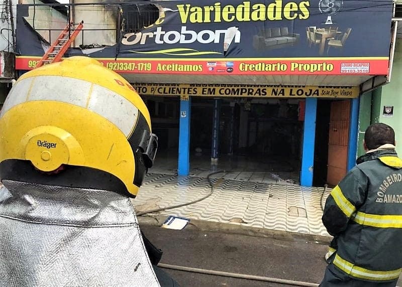 Incêndio de grandes proporções atinge loja de colchão em Manaus