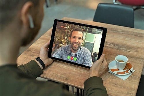 Chamadas de vídeo para os amigos inspiram compras de móveis