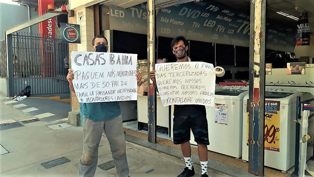 Sem pagamentos, montadores de móveis da Casas Bahia protestam