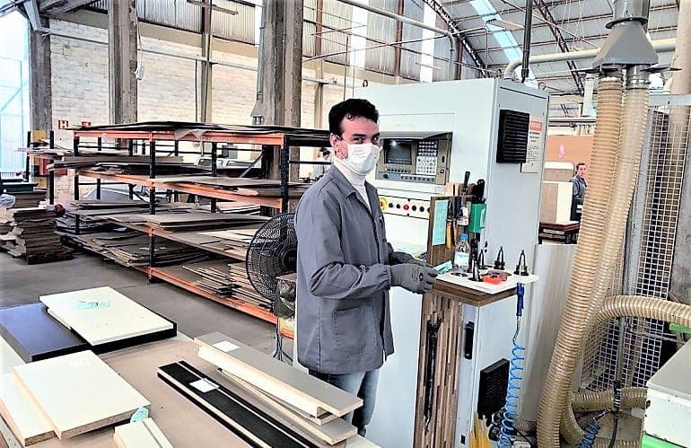 Falta de mão de obra preocupa moveleiras de Bento Gonçalves