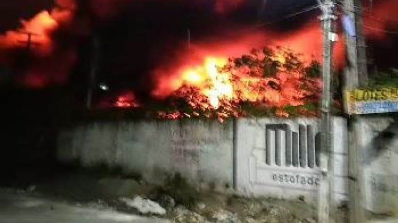 Incêndio atinge fábrica de colchões do Grupo Topázio no CE