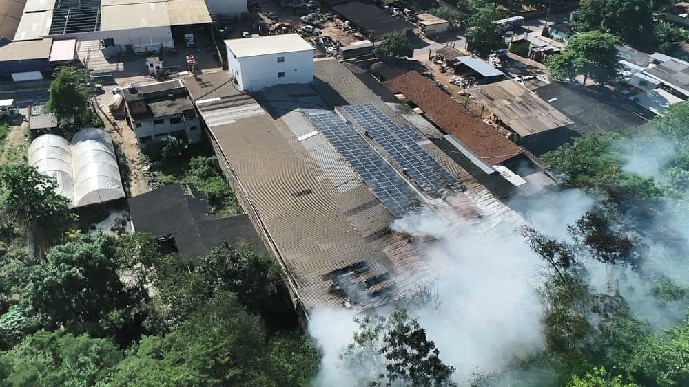 Incêndio atinge fábrica de móveis no Espírito Santo
