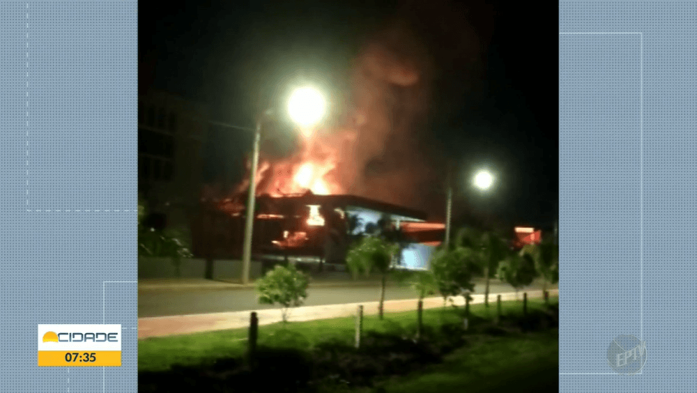 Incêndio destrói fábrica da Hellen Colchões em Aguaí (SP)