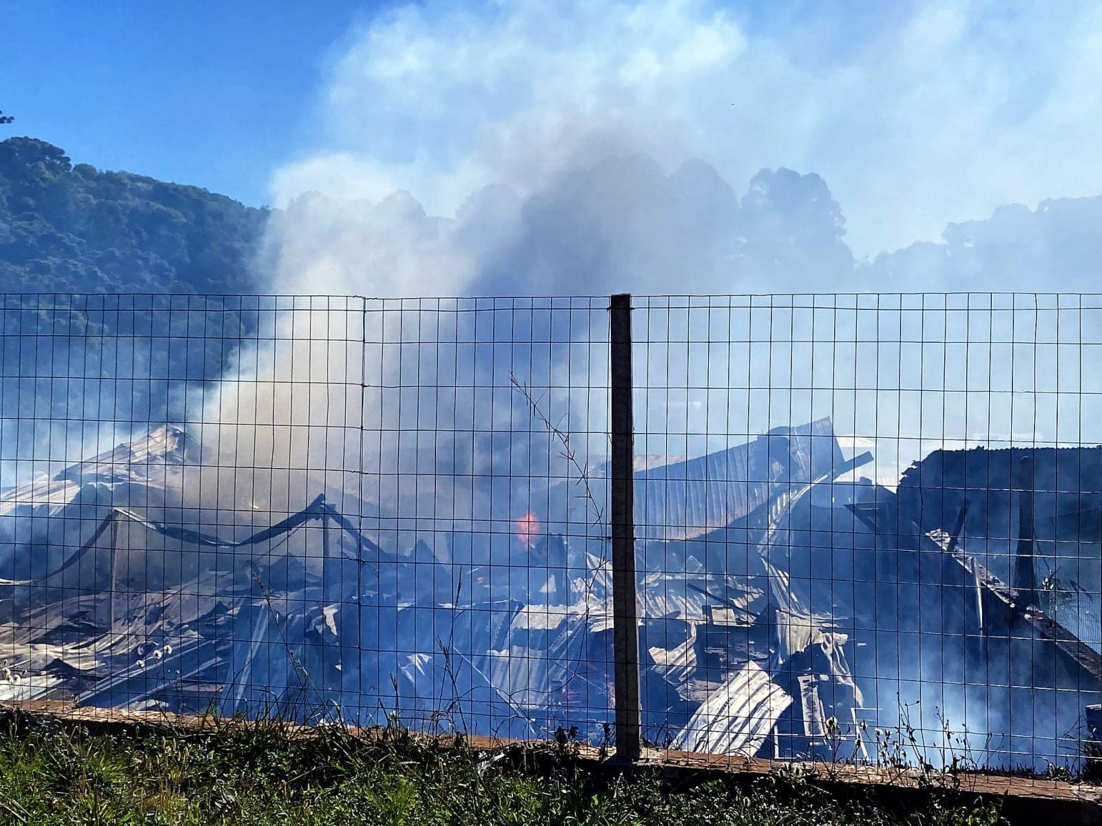Fábrica de móveis em Gramado (RS) é destruída por incêndio