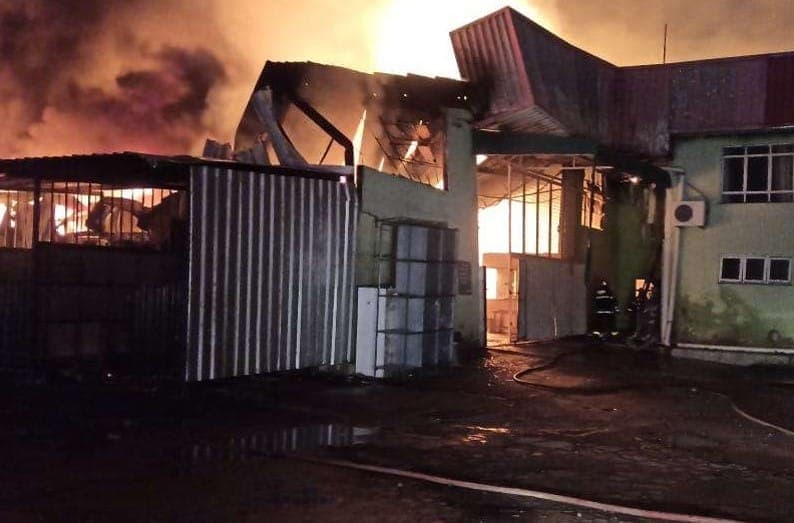 Incêndio destrói galpão de fábrica de colchões em Sabará (MG)