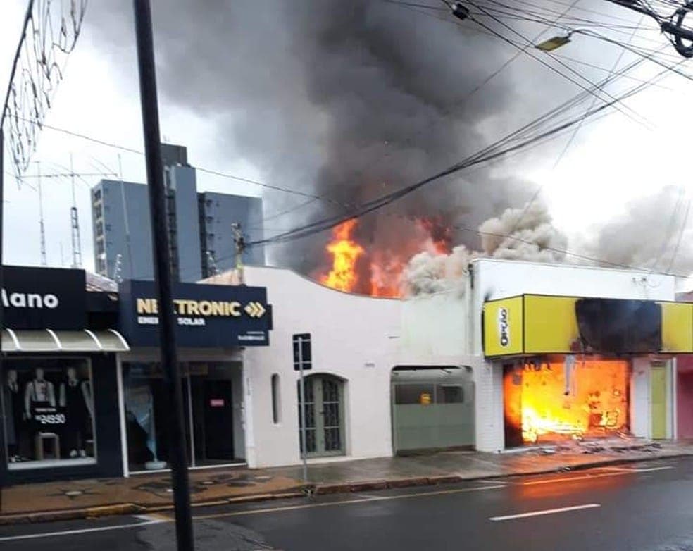 Um incêndio de grandes proporções destruiu uma loja de colchões, em Indaiatuba (SP)