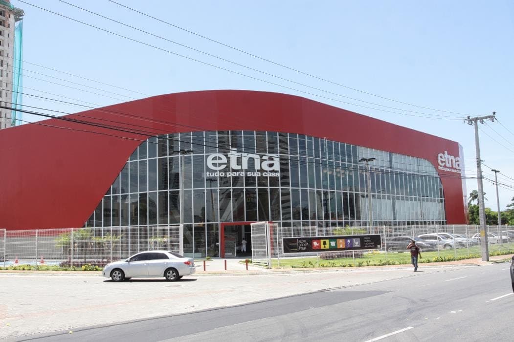A Etna é marcada por suas grandes lojas físicas, o que poderia ser um empecilho para quem deseja focar no e-commerce e em unidades menores