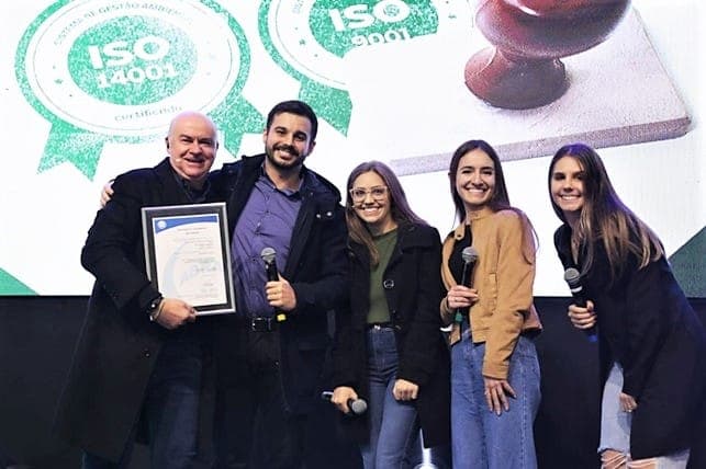 CEO do Grupo Eko'7, Paulo de Souza recebeu o quadro de certificação da ISO 14001 pelas mãos do setor de qualidade. (Da esquerda para direita: Paulo de Souza, Fábio Ávila de Souza, Gisele Botini, Luana Zoldan e Rubia Sulsbach). Foto: Vanderlei Azevedo