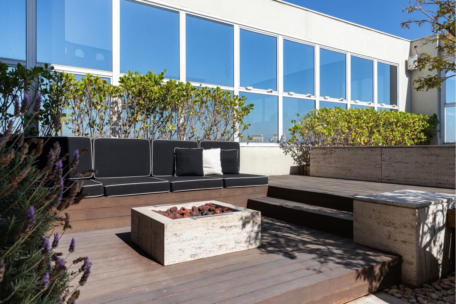 Inverno na cobertura: área de convivência, lareira com acabamento em mármore, além de belas lavandas criam um clima especial para receber boas companhias / Projeto de Dantas & Passos Arquitetura e foto de Maura Mello