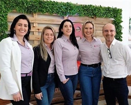 Proprietário, Vandro Künzel, e gerentes das lojas na comemoração de 28 anos (Foto: Elisangela Favaretto)