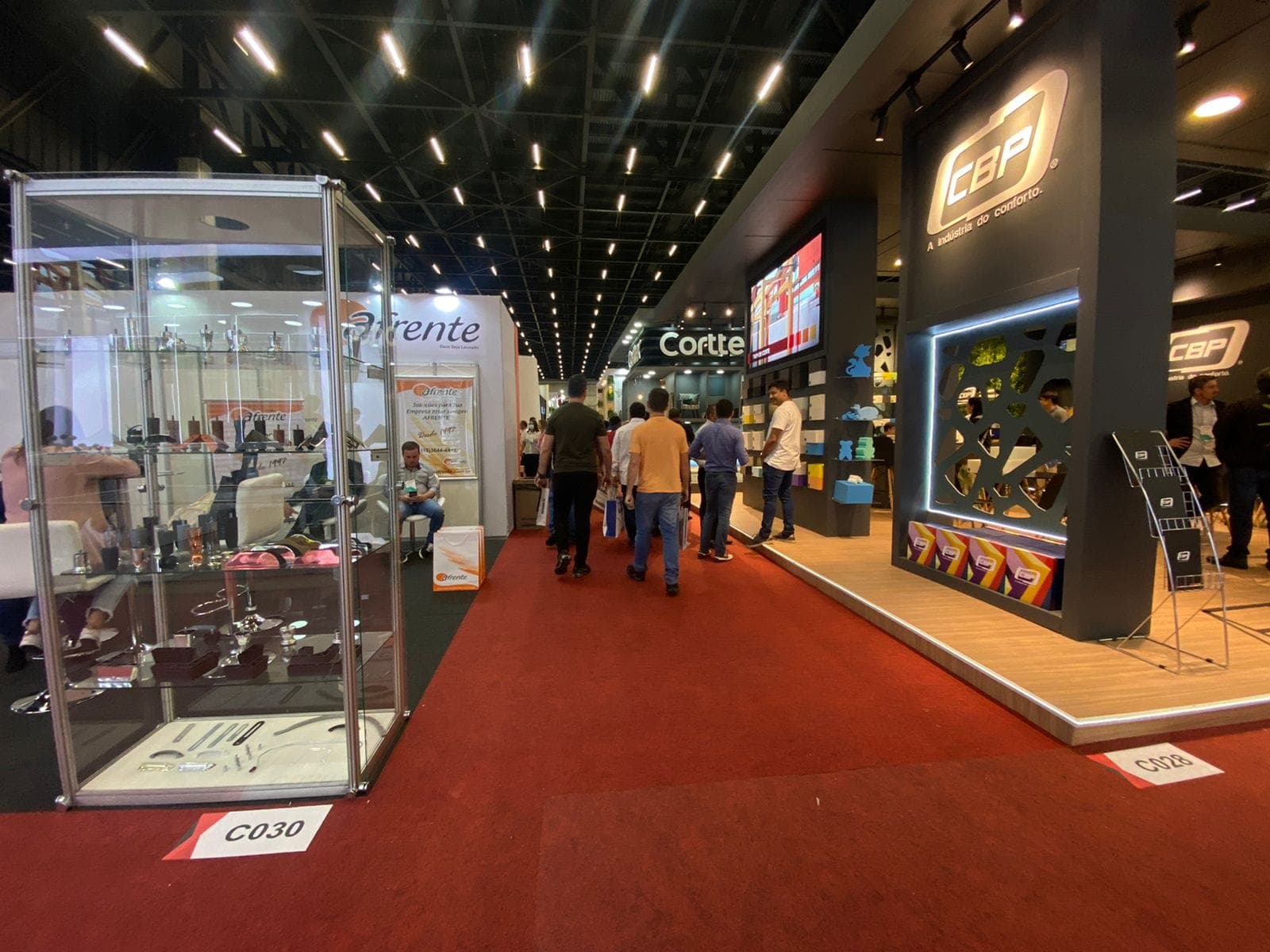 A feira, que no último ano aconteceu apenas on-line, agora está acontecendo em formato híbrido, recebendo mais de 500 marcas expositoras no pavilhão do São Paulo Expo