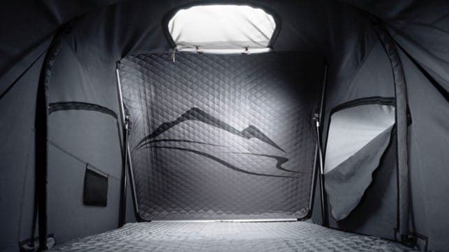 A barraca para duas pessoas já está disponível para encomenda nos parceiros de vendas da Porsche