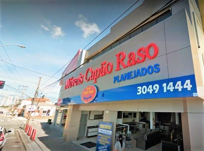 No encerramento, a loja está fazendo uma liquidação limpa estoque com descontos de até 50%