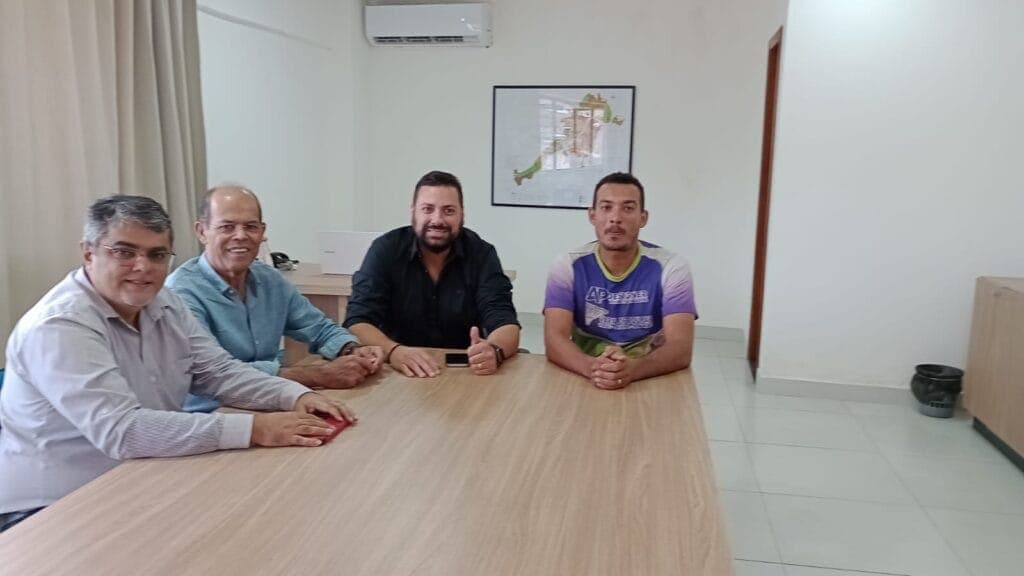 Michel Lima, José Raimundo Araújo e Antônio Oliveira dos Santos apresentaram o 2° Seminário de Moveleiros do Sul da Bahia ao secretário de Relações Instrucionais e Comunicação, Thiago Barra (2° à dir.) | Foto: Ascom