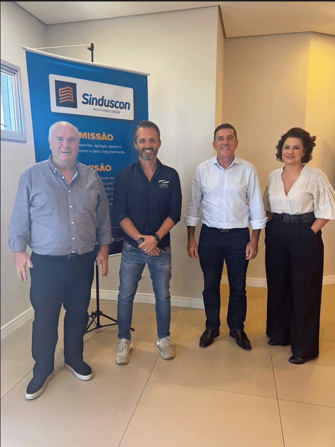 Euclides Longhi (presidente da Movergs), Cristiano Basso (presidente do Sinduscon), Vitor Agostini (vice-presidente da Movergs) e Roberta Leal (diretora de Planejamento Estratégico do Sinduscon)