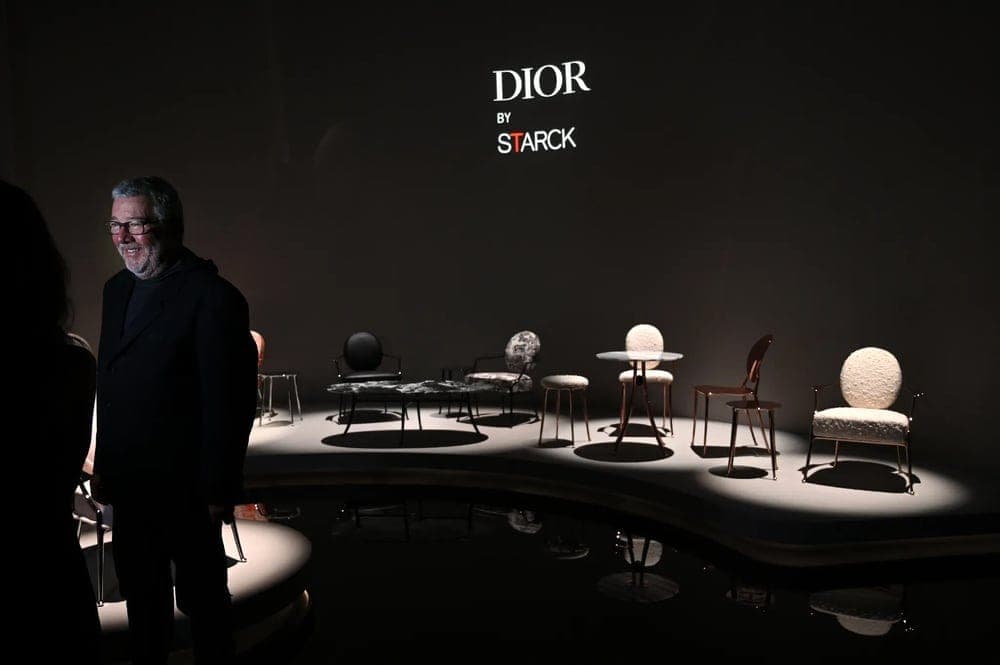 Philippe Starck durante a apresentação de suas cadeiras para a Dior, em 17 de abril de 2023, em Milão. - / AFP