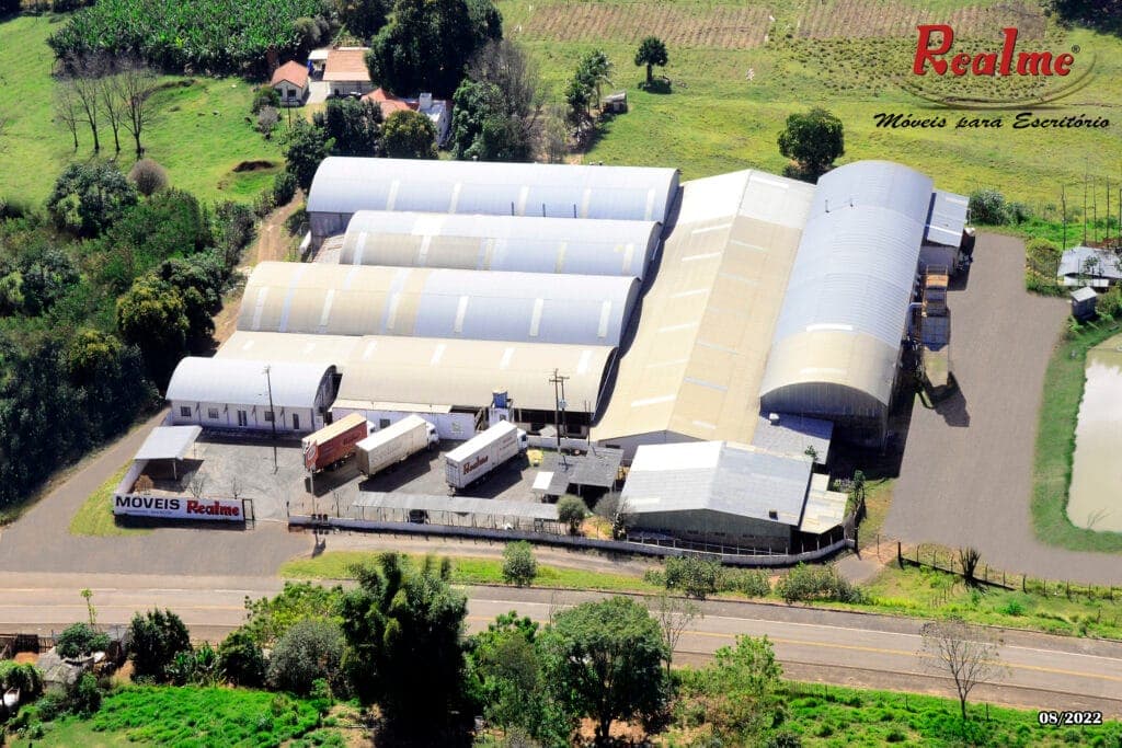 Incêndio destrói uma indústria de móveis no interior do Paraná