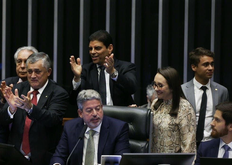 Na nova proposta, fixou-se um mínimo igual a 0,6% do PIB ou R$ 63,8 bilhões em valores de 2023