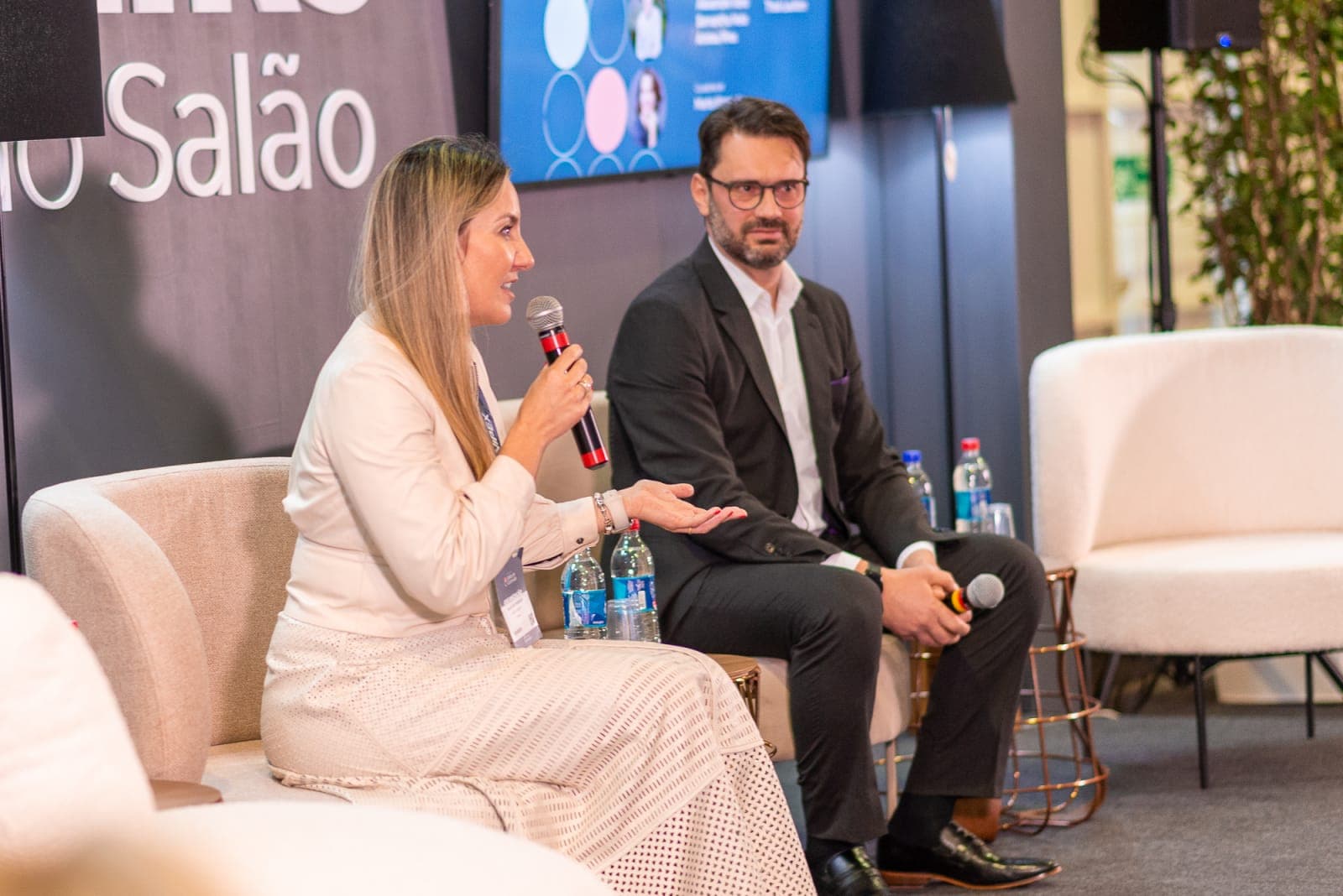 Marta Manente, curadora do Talks do Salão e Márcio Magnus, diretor do Salão de Gramado